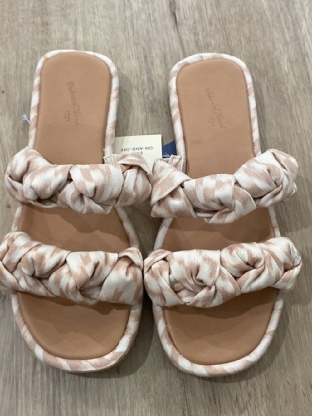 NEW Women’s Universal Thread Meg Sandals